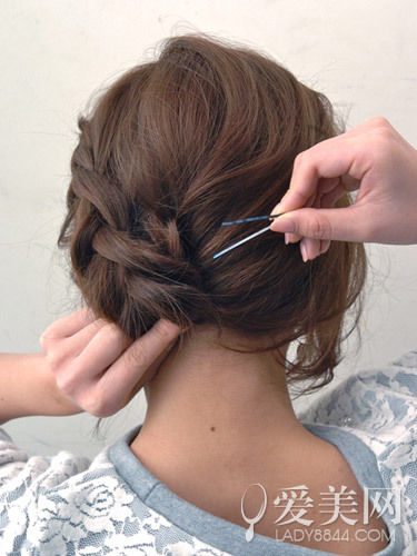 慵懶感小辮子盤發(fā) 簡單隨意顯俏皮 慵懶感小辮子盤發(fā) 簡單隨意顯俏皮