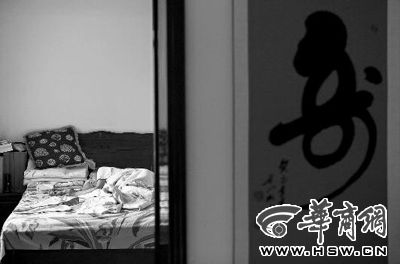 昨日，徐萬發(fā)躺在自家床上，鼻子插著氧氣管 記者張杰攝