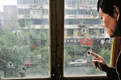 10月17日，朱先生家窗戶被擊穿。