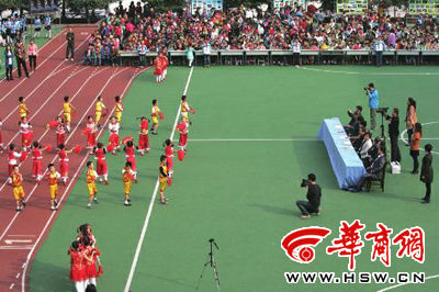 昨日，部分學(xué)生演員身著短袖短褲在表演節(jié)目 本報(bào)記者張欣攝