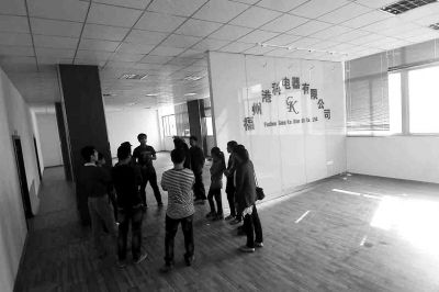 曾經(jīng)看似正規(guī)且豪華的公司，如今空空如也，只剩進(jìn)門處的公司名稱還赫然在目