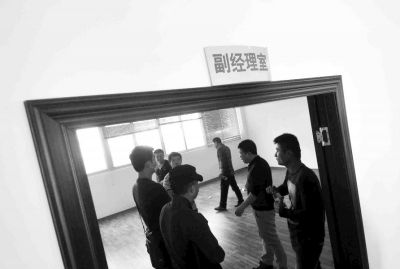  副經(jīng)理室裝修得相當(dāng)豪華，稱得上“土豪”級別