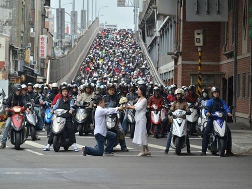 臺北橋下“快閃”求婚僅用紅燈100秒成功(圖) 臺北橋下“快閃”求婚僅用紅燈100秒成功(圖)