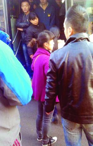 現(xiàn)場(chǎng)僵持不下，穿玫紅色衣服女子要車上乘客給她道歉