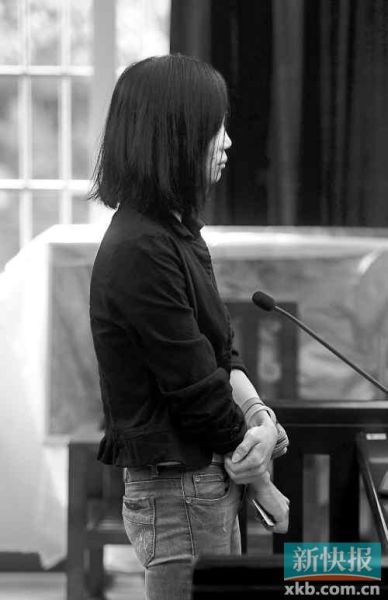 昨日，何敏在庭上抿著嘴不停抹眼淚。新快報(bào)記者孫毅/攝