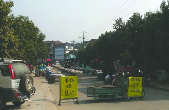 簡陽董家埂鄉(xiāng)，主干道被占道擺酒席