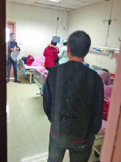 男孩一家神情凝重。