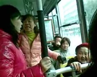 女孩沒給老太讓座被人批。