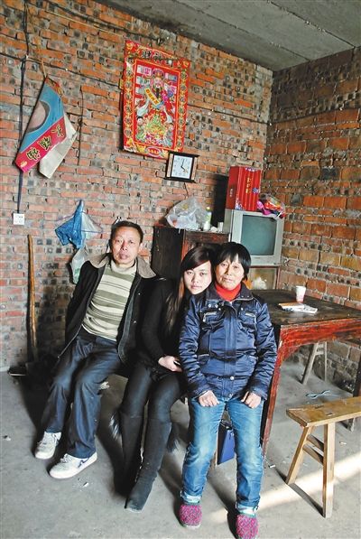 超生女謝先梅(中)、養(yǎng)父謝運(yùn)才（左）、謝運(yùn)才的嫂子唐富秀