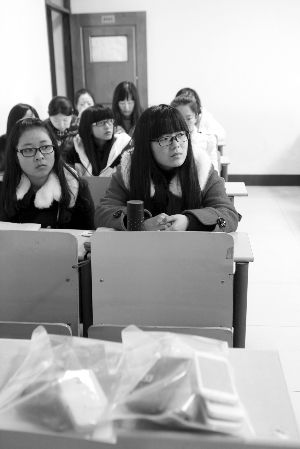 在限時(shí)斷網(wǎng)前，江大已有發(fā)起拒絕手機(jī)低頭族活動(dòng)，圖為設(shè)立了手機(jī)暫存袋的課堂 吳奕 攝