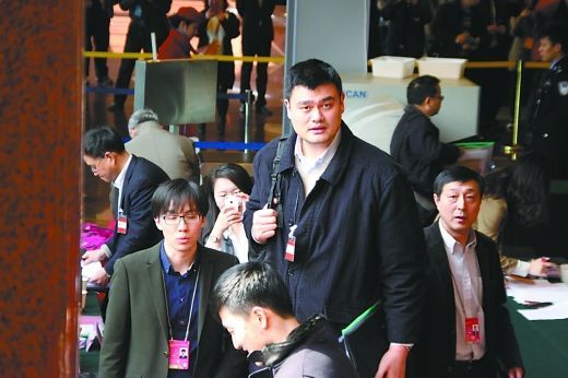 成龍婉拒酒店服務(wù)生合影請求:10天都在這呢(圖) 成龍婉拒酒店服務(wù)生合影請求:10天都在這呢(圖)