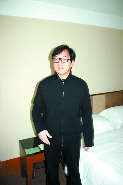 成龍婉拒酒店服務(wù)生合影請求:10天都在這呢(圖) 成龍婉拒酒店服務(wù)生合影請求:10天都在這呢(圖)