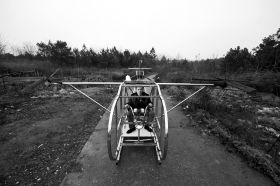 3月12日，汨羅白塘鄉(xiāng)趕洲村，李厚勝坐在他的“魚鷹直升機”上。圖/記者謝長貴