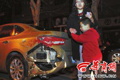 豐慶路226號(hào)的足浴店起火殃及樓下車輛，一個(gè)車主將車搶救出來(lái)后仍驚魂未定