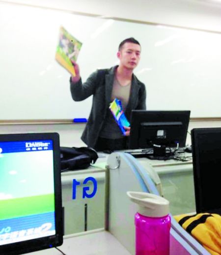 讓甘麟翰爆紅的，就是這張商學(xué)院大一學(xué)生在課堂上拍攝的照片。