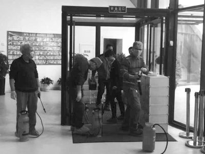 相關(guān)人員正在對園區(qū)消毒。讀者供圖