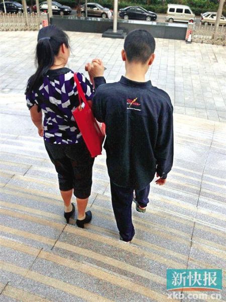 李星兒與媽媽蔣女士牽手走出法院。 新快報(bào)記者 張國(guó)鋒/攝