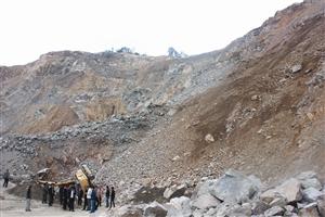 挖掘機(jī)翻落10米高山崖 司機(jī)摔成重傷 挖掘機(jī)翻落10米高山崖 司機(jī)摔成重傷