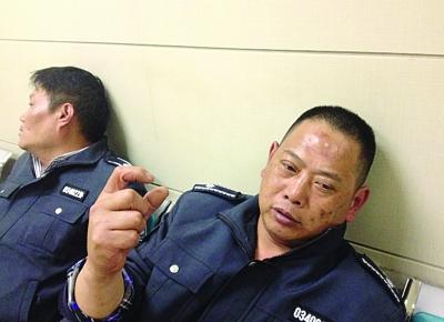 被打傷的城管隊(duì)員。陳郁攝