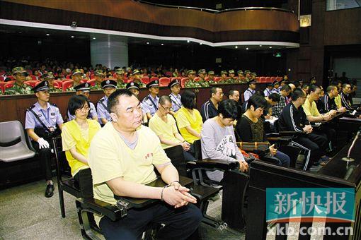 ■蔣洪偉(左一)等二十幾名被告被指控犯集資詐騙罪,昨日集體過堂。　　 鄭朝暉/攝