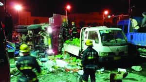 渣土車側(cè)翻在地，現(xiàn)場一片狼藉