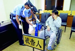 被告人李萬勇因病吸氧受審。首席攝影記者 吳寧/攝