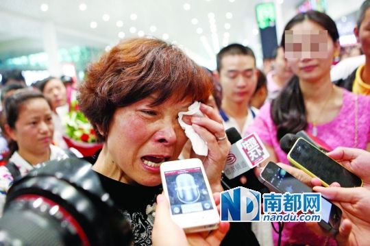 昨日，被拐25年的翁女士(粉紅色衣服者)與生母在深圳機場見面。