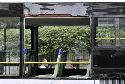 75路公交車車窗玻璃被砸碎。