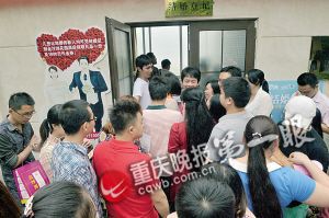 婚姻登記所外人頭攢動 婚姻登記所外人頭攢動