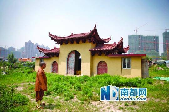 十里古寺2008年被拆,現(xiàn)在只剩下一個(gè)廟門(mén)。南都記者 陳志剛 攝