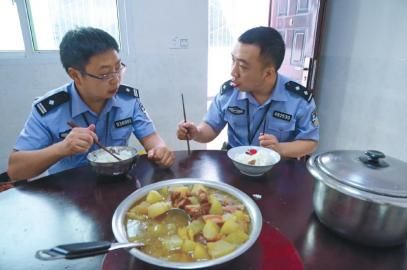 四川一鎮(zhèn)派出所僅兩人駐守 一天工作16小時(圖) 四川一鎮(zhèn)派出所僅兩人駐守 一天工作16小時(圖)