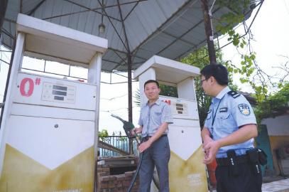 四川一鎮(zhèn)派出所僅兩人駐守 一天工作16小時(圖) 四川一鎮(zhèn)派出所僅兩人駐守 一天工作16小時(圖)