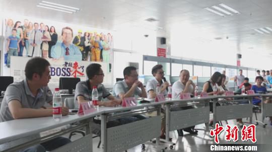 　招聘會(huì)現(xiàn)場(chǎng)，用人單位老板一字排開(kāi)，與求職者面對(duì)面交流　李超慶　攝