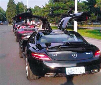 近日，一組“北體大畢業(yè)典禮豪車云集堪比車展”組圖在網(wǎng)絡爆紅。網(wǎng)絡截圖