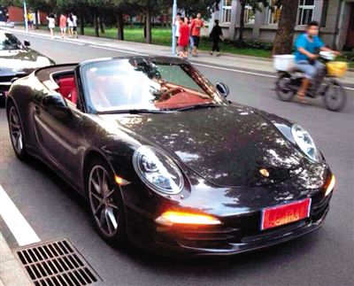 近日，一組“北體大畢業(yè)典禮豪車云集堪比車展”組圖在網(wǎng)絡爆紅。網(wǎng)絡截圖