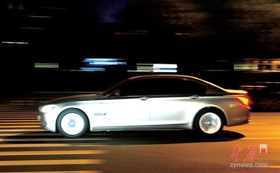 鄭州商務(wù)內(nèi)環(huán)成飆車場(chǎng) 蘭博基尼等豪車頻現(xiàn)(圖) 鄭州商務(wù)內(nèi)環(huán)成飆車場(chǎng) 蘭博基尼等豪車頻現(xiàn)(圖)