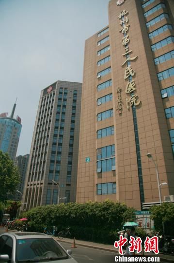 事發(fā)的醫(yī)院門口。 李晨韻 攝