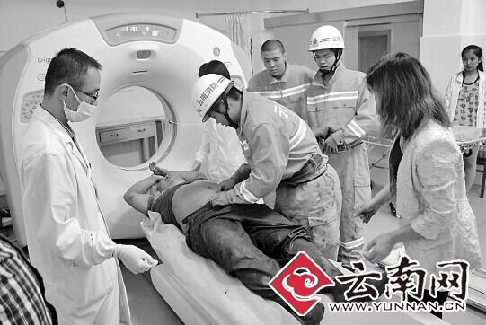 消防將醉男子送到醫(yī)院救治 消防將醉男子送到醫(yī)院救治