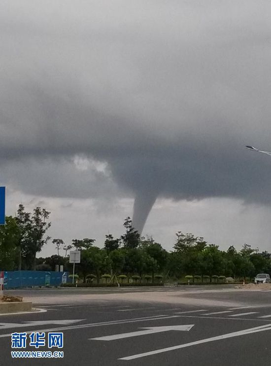 珠海機(jī)場(chǎng)附近海域現(xiàn)“龍吸水”奇觀(圖) 珠海機(jī)場(chǎng)附近海域現(xiàn)“龍吸水”奇觀(圖)