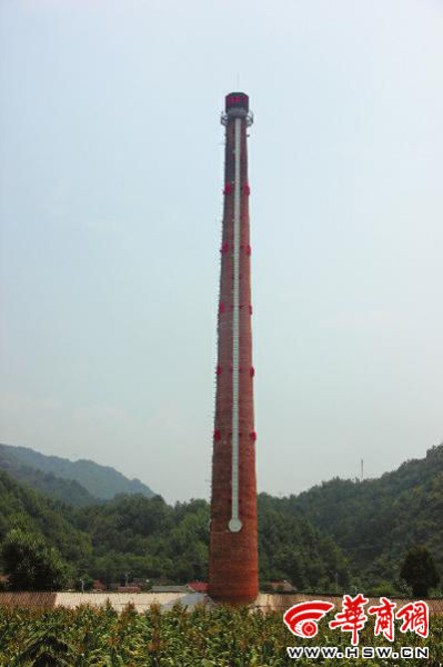 昨日中午，68米高的“溫度計”最上端，顯示著實(shí)時溫度