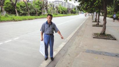 傷者的兒子指認(rèn)事發(fā)點(diǎn) 傷者的兒子指認(rèn)事發(fā)點(diǎn)