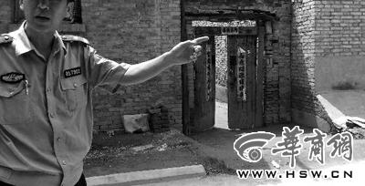 昨日，西安市閻良區(qū)譚家村，警方在孫某家調(diào)查 記者 黃利健 攝