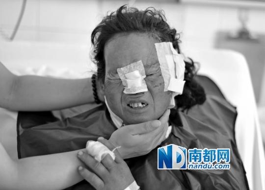 受狼群襲擊受傷較重的村民在接受救治。C FP圖片