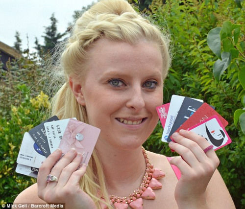 英國(guó)25歲購物狂女孩每日狂掃貨 衣服堆滿四間房