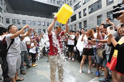 昨日，奇虎360董事長(zhǎng)周鴻祎公開展現(xiàn)參加“冰桶”挑戰(zhàn)的“濕身”過(guò)程。新京報(bào)記者 侯少卿 攝