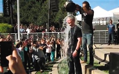 蘋果CEO蒂姆·庫(kù)克在自己公司的內(nèi)部活動(dòng)上，讓自己來(lái)了個(gè)透心涼。邀請(qǐng)庫(kù)克參加游戲的是他的下屬、蘋果高級(jí)副總裁菲爾·席勒。