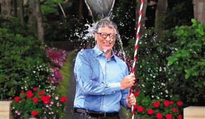 從蓋茨挑戰(zhàn)“冰桶”的視頻中可以發(fā)現(xiàn)微軟最新平板電腦Surface Pro 3的身影，網(wǎng)友稱蓋茨在做公益時(shí)還不忘給自家產(chǎn)品做代言。