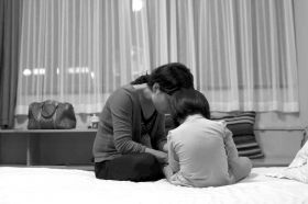 8月19日晚，河北石家莊市，多多的媽媽在酒店里安撫著孩子，3歲的多多一直在吵著要回家，看到陌生人就哭。圖/記者陳正