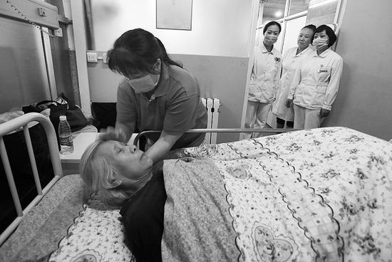 睡公廁八旬老太被送至救助機(jī)構(gòu) 3個(gè)女兒仍未現(xiàn)身 睡公廁八旬老太被送至救助機(jī)構(gòu) 3個(gè)女兒仍未現(xiàn)身