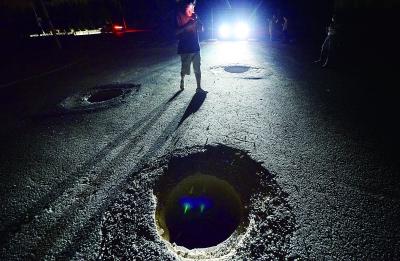 500米長(zhǎng)馬路不見40余個(gè)井蓋 市民散步不慎墜井 500米長(zhǎng)馬路不見40余個(gè)井蓋 市民散步不慎墜井
